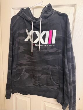 TLE The Ladies Edge Women's Black and Gray Camo Pullover Hoodie